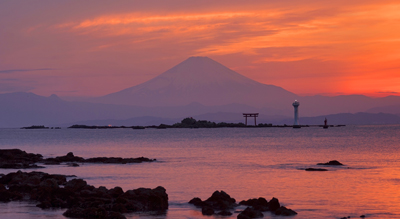 夕焼けの富士山　灯台　鳥居